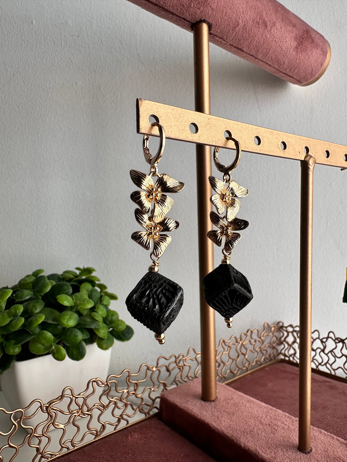 Aretes flores barro negro